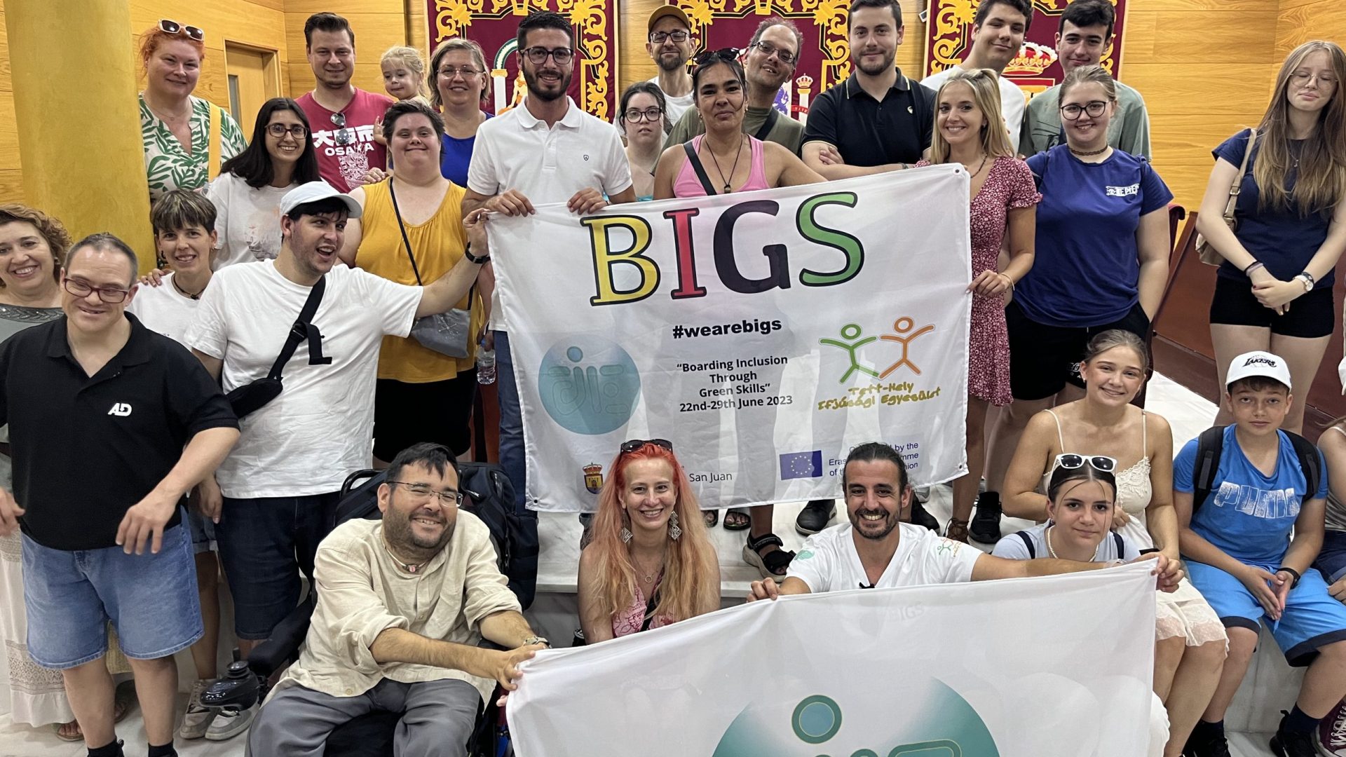 Photo in which you can see the members of the BIGS project hold the banner of the project